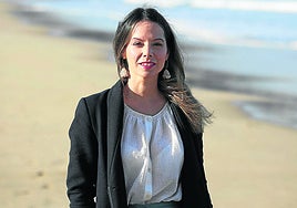 Lide Aguirre, en la playa de La Zurriola de Donostia, en donde transcurre la novela.