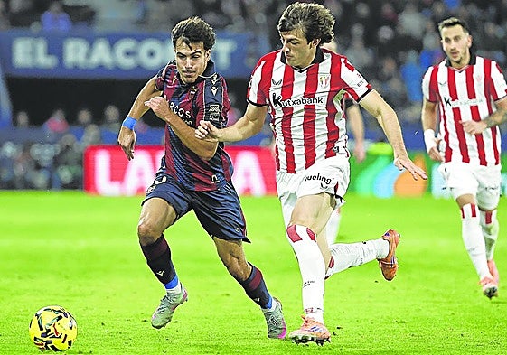 Unai Gómez pelea por el balón con el defensa del Levante Manu Sánchez.