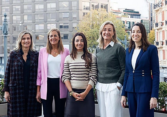Inés Zalbide, Ixone Vicente, Susana Andrés, Isabel Iturbe y Ainara Hernando.
