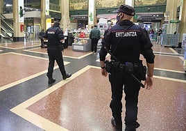 Ertzainas custodian la estación de Abando en Bilbao