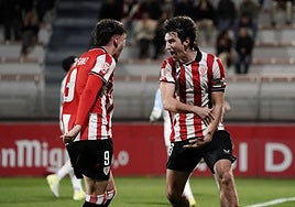 Ibón Sánchez celebra su gol junto a Ibai Sanz.