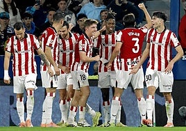 Jugadores del Athletic celebran el gol de Nico Williams.