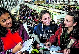Un grupo de chicas prepara un trabajo en la Azoka rodeadas de una inspiradora oferta cultural.