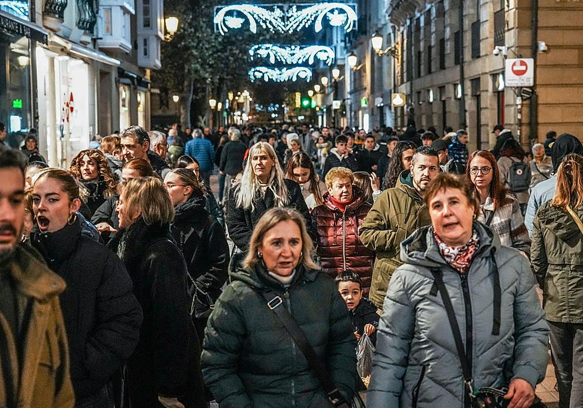 La calle Postas se ha convertido en un hervidero de gente en la tarde del sábado