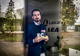 Félix Lascaray, con su trofeo en las instalaciones de LEA en Eskalmendi