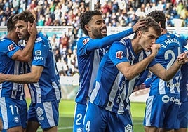 Calebe, que vuelve a la convocatoria, felicita a Denis tras su gol contra el Espanyol.