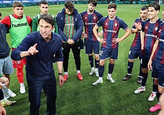 Beñat da instrucciones a sus jugadores antes del comienzo de un partido.