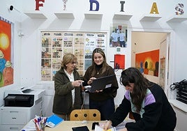 Isabel Pradas (presidenta), Miren López e Isa Ugalde, del área de apoyo, ultiman algunos asuntos antes de la llegada de los niños.
