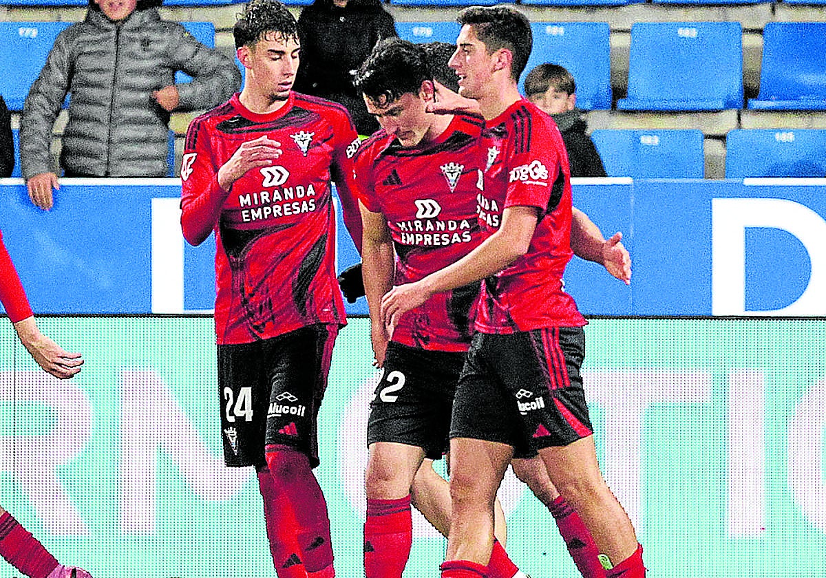 Iker Córdoba, Juan e Iker Varela, tras el gol del triunfo obtenido en el minuto 85.