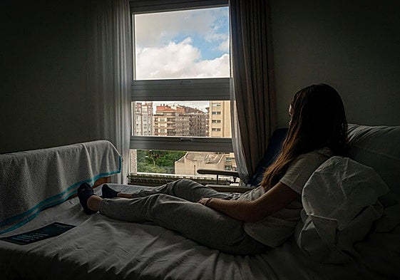 Ainhoa (nombre ficticio) observa el exterior desde la ventana de su habitación.