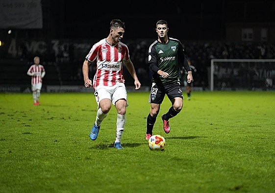 Mikel Pradera persigue a Simón Lecea en una acción del partido.