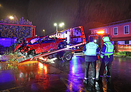 Estado en el que quedó el coche en el que viajaban los tres amigos.
