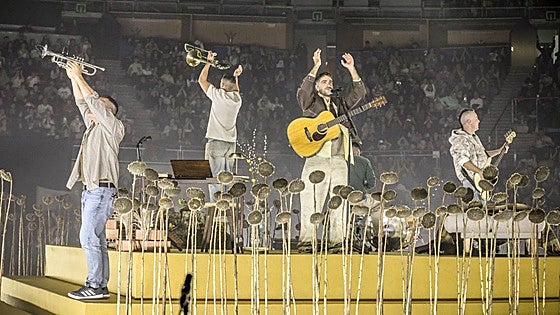 ETS conquista el Buesa: 8.000 personas arropan a la banda alavesa en el estreno exclusivo de su disco