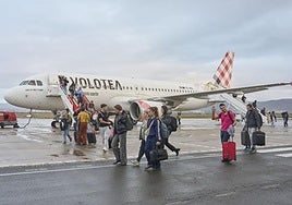 Pasajeros se bajan de uno de los vuelos inaugurales de Volotea en Vitoria a principios de mes.