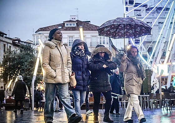 El frío y el agua ya se han dejado notar desde este domingo en Vitoria.