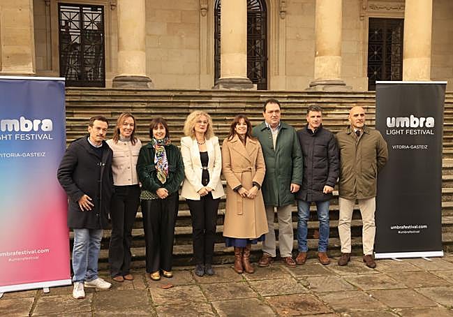 Nico García, Arantxa Ibáñez de Opacua, Cristina González, Maider Etxebarria y algunos de los colaboradores de Umbra Light Festival en la presentación de la cita de 2026 este lunes.