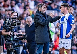 Coudet da instrucciones a Blanco durante un partido.