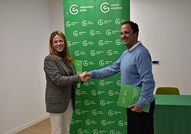 Miren Bilbao, presidenta de Contra el Cáncer en Álava, y Enrique Bárez, gerente de la OSI Araba.