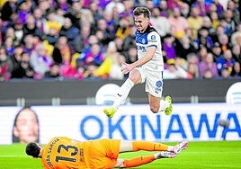 Pablo Ibáñez salta por encima del meta culé Joan García tras una aproximación albiazul.