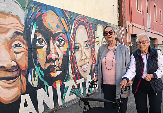A la derecha de la foto, la gallega, Lola González, junto a su vecina, Mari Carmen Abasolo.