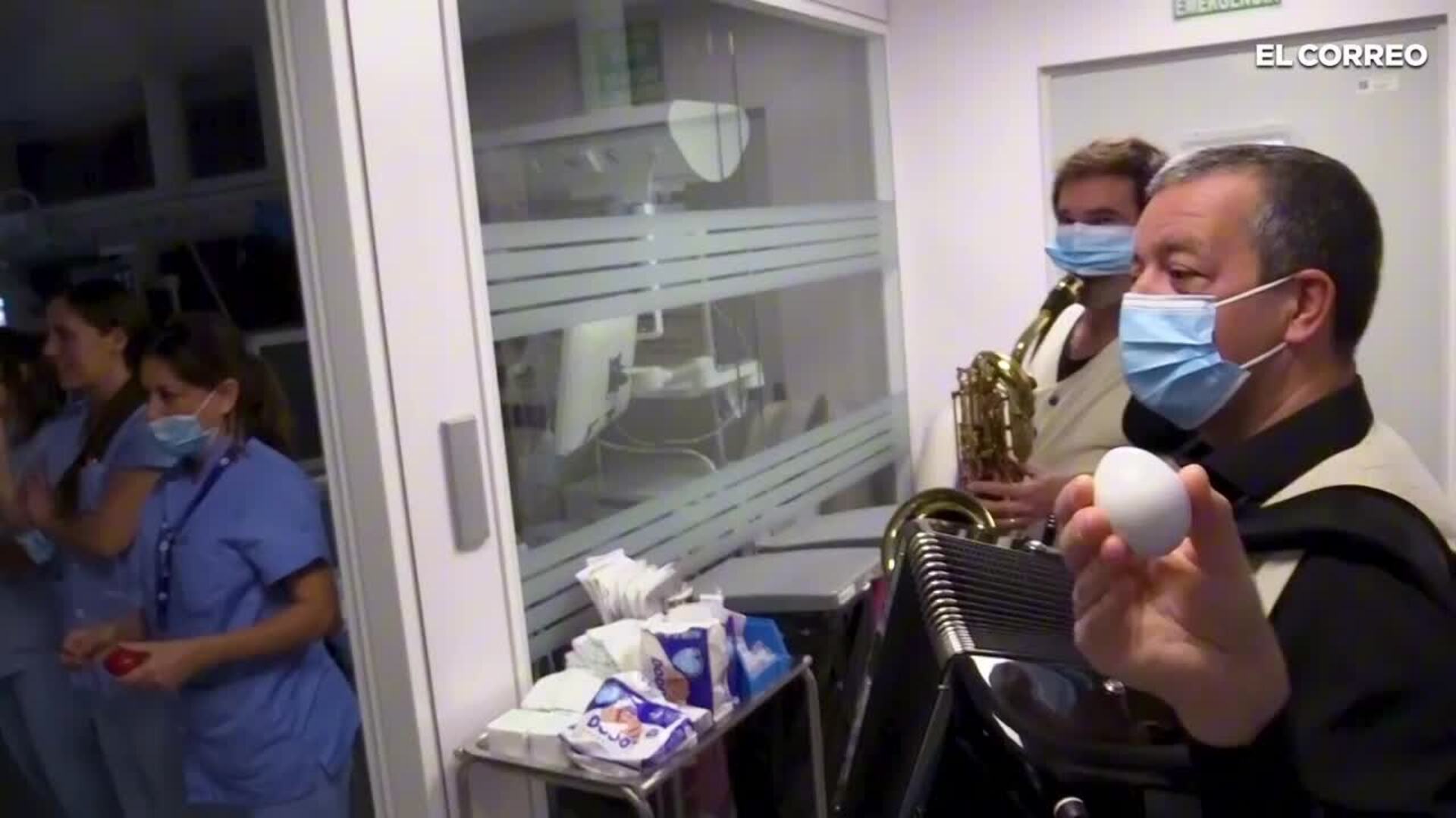 Un concierto para bebés llena de música la Unidad Neonatal de Basurto