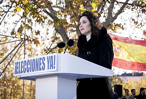 La presidenta madrileña, Isabel Díaz Ayuso, el domingo en la concentración convocada por el PP.