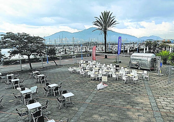 El Puerto Deportivo de Getxo ofrece una imagen de abandono desde hace meses, que ha llevado al cierre de la mayoría de negocios.