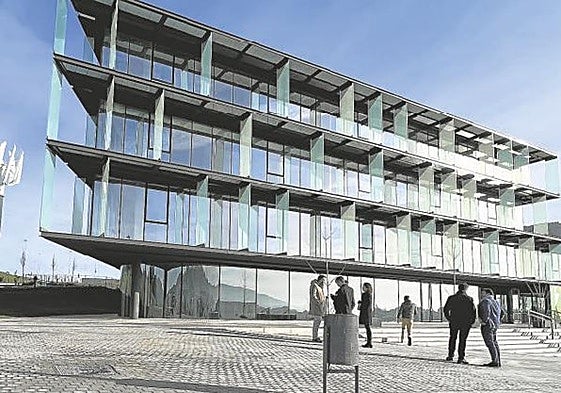 Exterior del Parque Tecnológico de Abanto, edificio abierto a inversiones extranjeras.