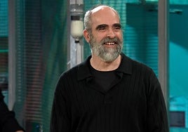 Luis Tosar acepta el extraño reto de Broncano para desmontar una clásica riña de madres: «Nos han mentido»