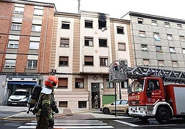 Los bomberos sofocando el fuego del edificio de la avenida de Torrelavega, 27.