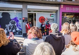 En la presentación del mural 'Estigma' se ha leído un poema escrito por una paciente de VIH.