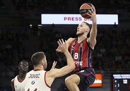 Sedekerskis ataca el aro rival ante Jovic durante la reciente visita del Bayern.
