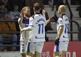 Carlos Vicente celebra su gol al Portugalete.