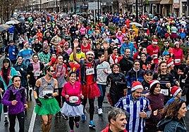 Los disfraces y los complementos navideños abundan entre los participantes de la San Silvestre.