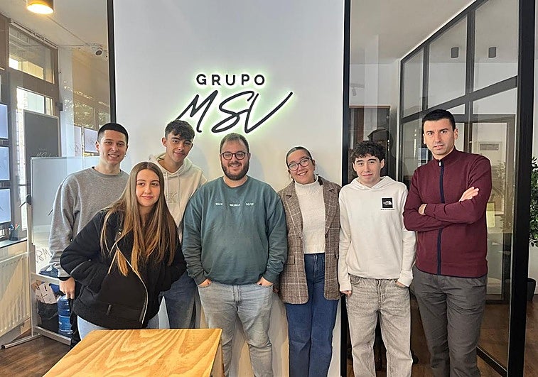 Los cinco alumnos junto a Jon Ander Hernández, en el centro, en la sede del Grupo MSV.