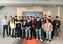 Los estudiantes junto a Íñigo Legua (a la izquierda) y su profesora Susana Anacabe.