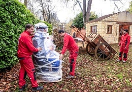 Montaje de la nueva casa de Olentzero y Mari Domingi.