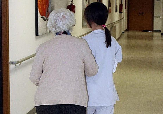 Una cuidadora en una residencia de mayores.