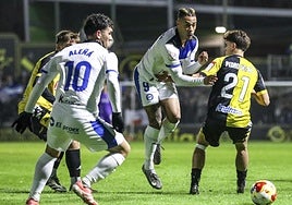 Mariano es frenado en falta mientras persigue el balón por el local Pedro Belar.