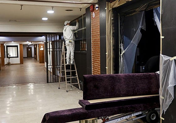 Los operarios trabajaban ayer en la rehabilitación integral de la sala de fiestas que ocupa los bajos de un edificio de Alameda Recalde.