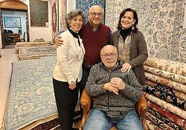 La familia Massarrat se jubila tras 50 años en Bilbao: su tienda de alfombras cierra con grandes descuentos