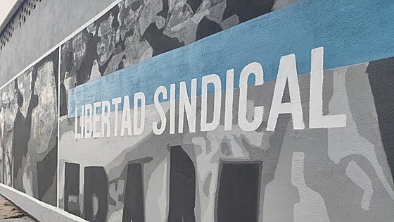 Vitoria recuerda 50 años de democracia con cuatro murales en sus barrios