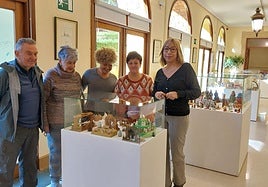 Las figuras forman parte de la colección personal de la jarrillera Emma López, en el centro de la imagen.