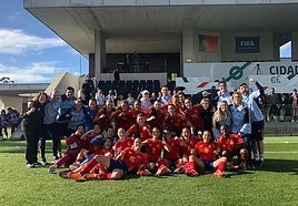 La sub'17 celebra la victoria en Oeiras.