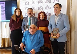 Serafín Iglesias, al frente, junto a Itziar Carrocera, edil de Cultura; Raúl Aranda, director de la oficina de Kaixabank; Karmele Tubilla, alcaldesa; y Alex Gijón, de la clínica dental Serantes, tras recibir los premios.