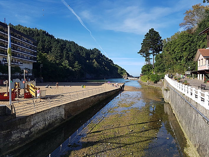 Imagen de la playa y el muelle de la pequeña localidad de Ea, en la comarca de Busturialdea.