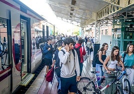 Usuarios del Cercanías, en la estación de Vitoria.