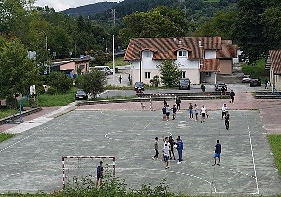 Arrestan en Loiu a una pareja marroquí por abandonar a un segundo hijo en la red foral