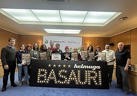 El alcalde de Basauri, Asier Iragorri, y la concejala de Comercio, Isabel Cadaval, posan junto a los ganadores.