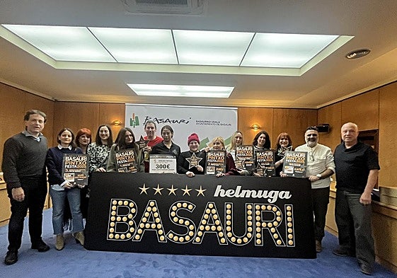 El alcalde de Basauri, Asier Iragorri, y la concejala de Comercio, Isabel Cadaval, posan junto a los ganadores.